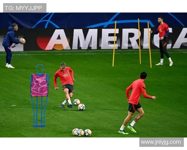 马德里竞技队宣布签下新的中场球员：新星加盟点燃激情