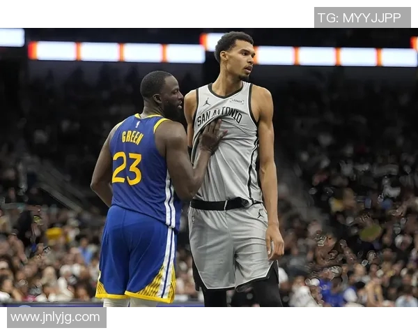 勇士主场大胜马刺，格林全面发威完成三双